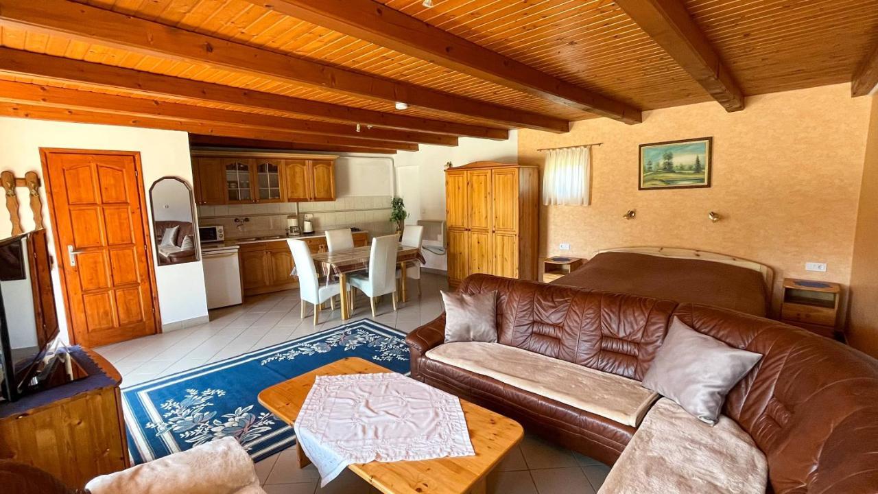 Magyar Apartmanhazak I-Iii. ザラカロシュ エクステリア 写真